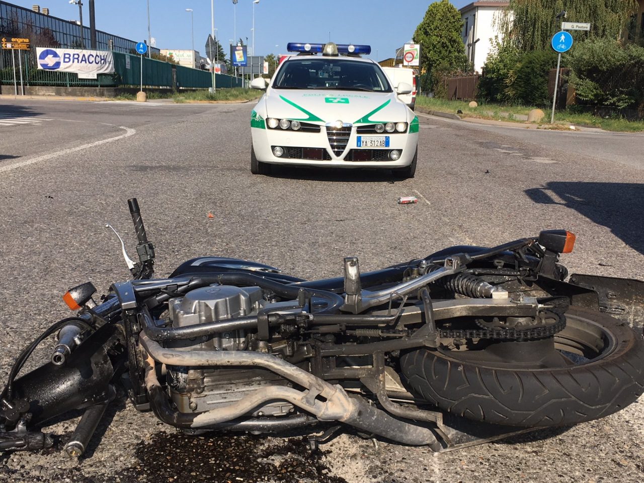 Trezzo perde il controllo della moto e la distrugge contro un veicolo FOTO