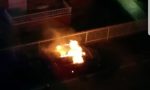 Auto in fiamme ad Arcore nella notte VIDEO e FOTO