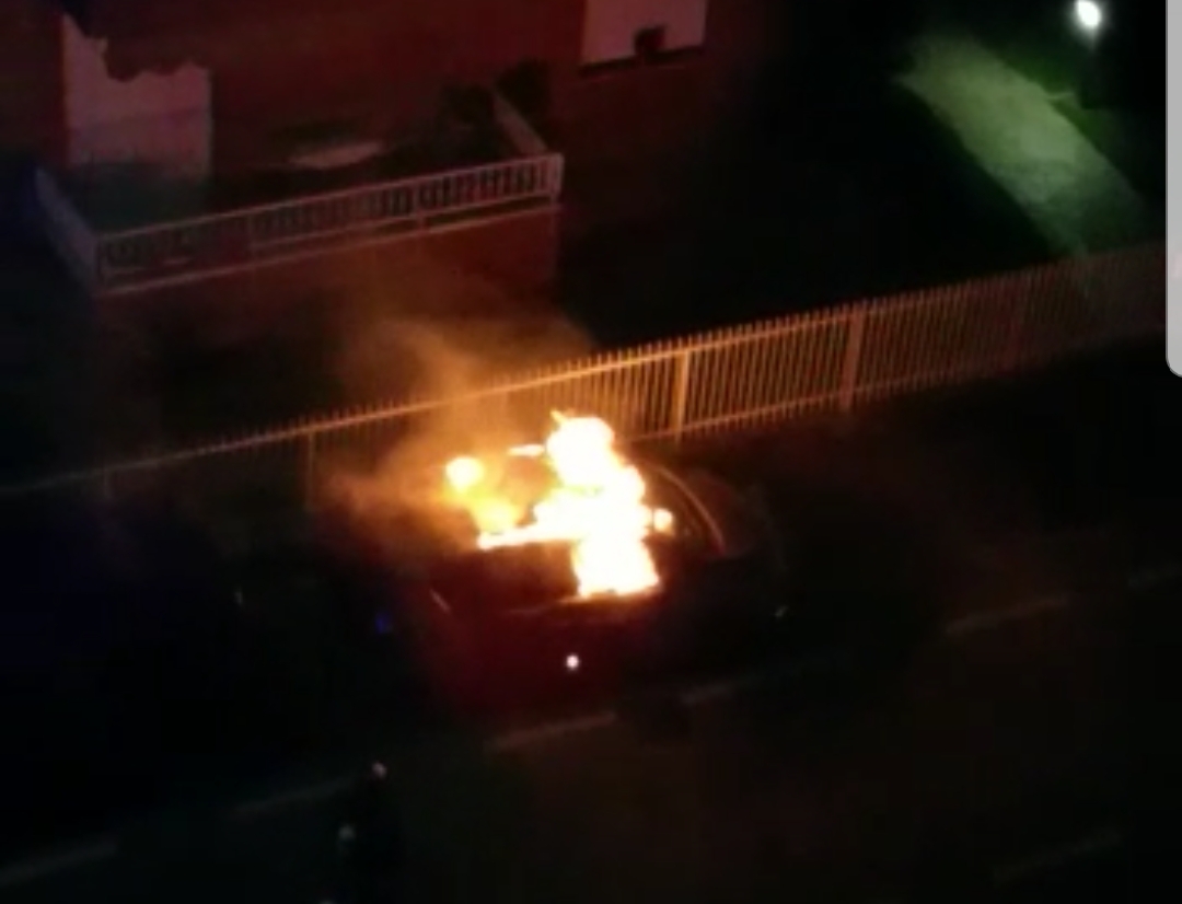 Auto in fiamme ad Arcore nella notte VIDEO e FOTO