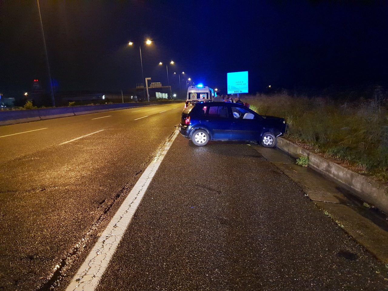 Sbanda con l’auto e finisce contro il new jersey