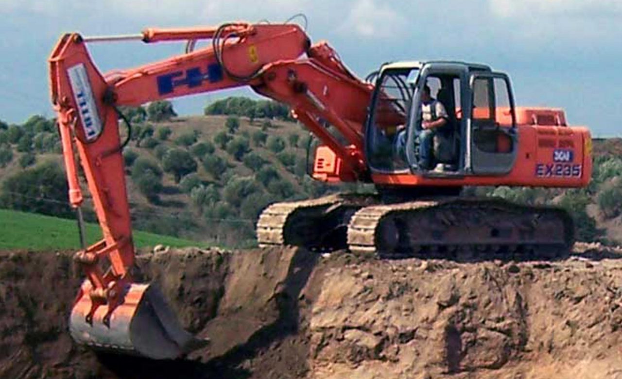Escavatore rubato trovato in una zona industriale di Varedo