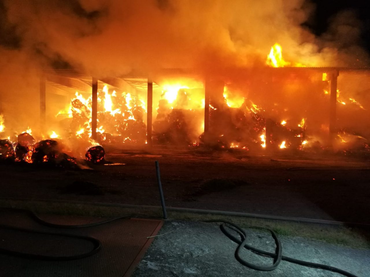 Incendio a Birago, a fuoco il fienile della Botanica VIDEO E GALLERY