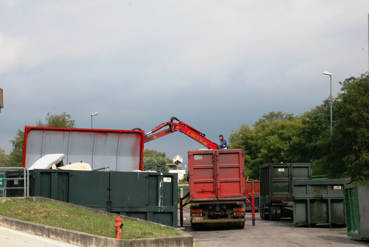 Sorprende ladri in piattafroma ecologica a Bovisio e chiama i carabinieri