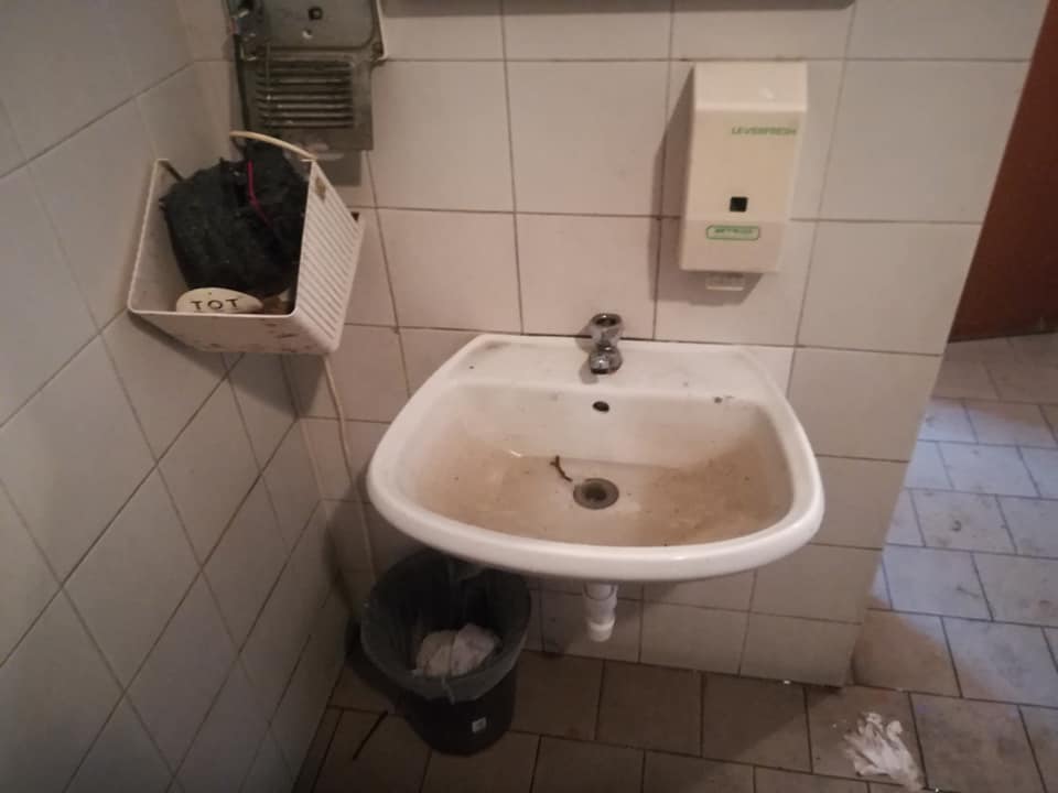 Degrado ai bagni del mercato: tra sporcizia e incuria