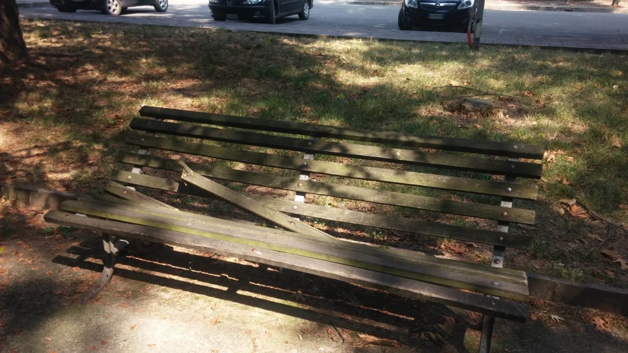 Degrado al parchetto, panchine rotte e corvi che rovistano tra i rifiuti