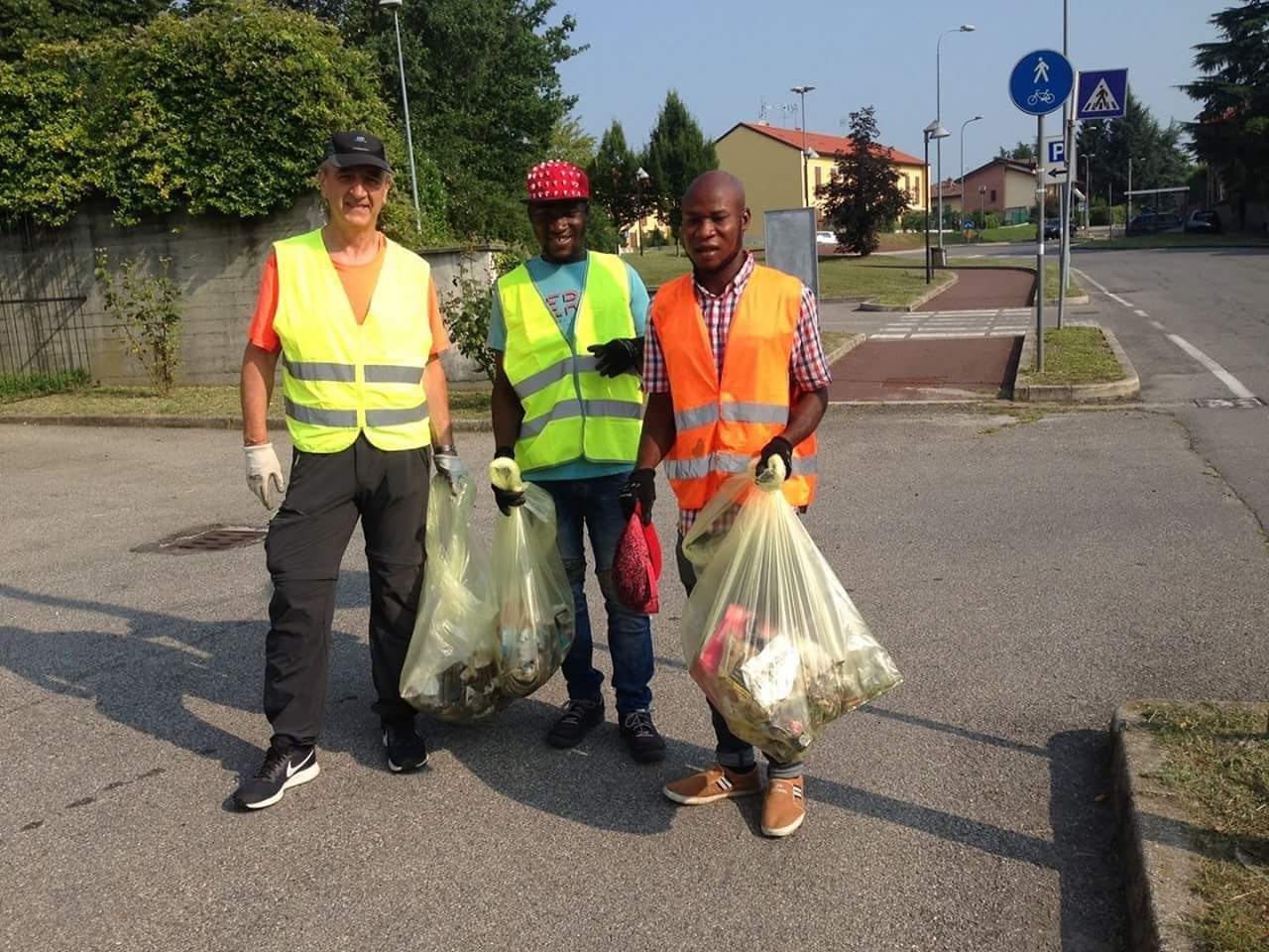 Comune e profughi ripuliscono Besana FOTO