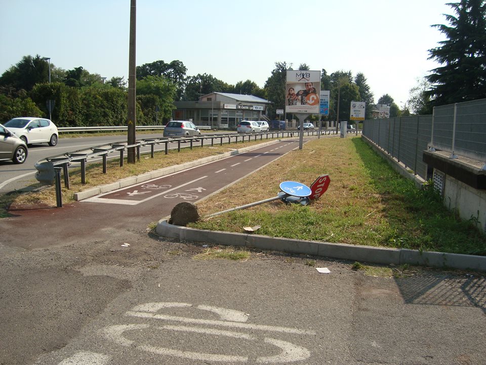 Vandalismi in via Comasina