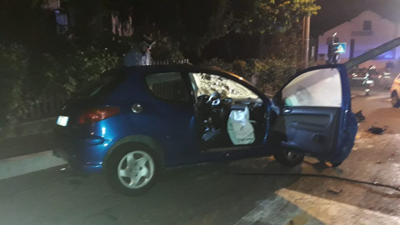 Schianto contro muro e semaforo, paura per un 21enne
