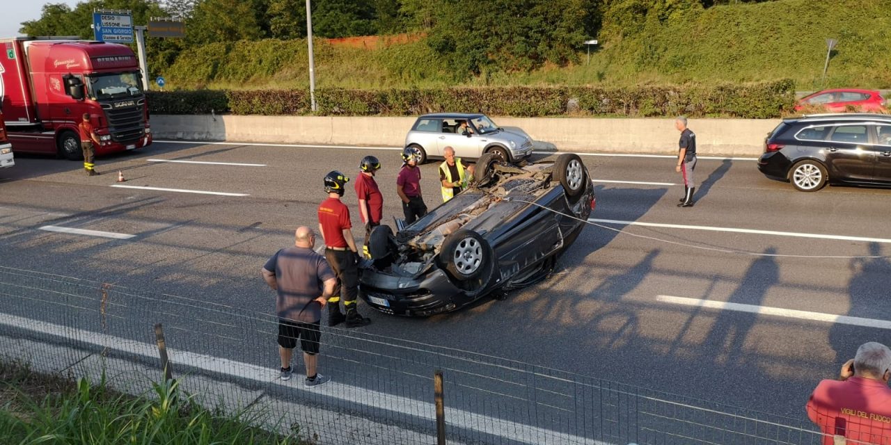 Auto ribaltata in Valassina, ferita una 28enne FOTO E VIDEO