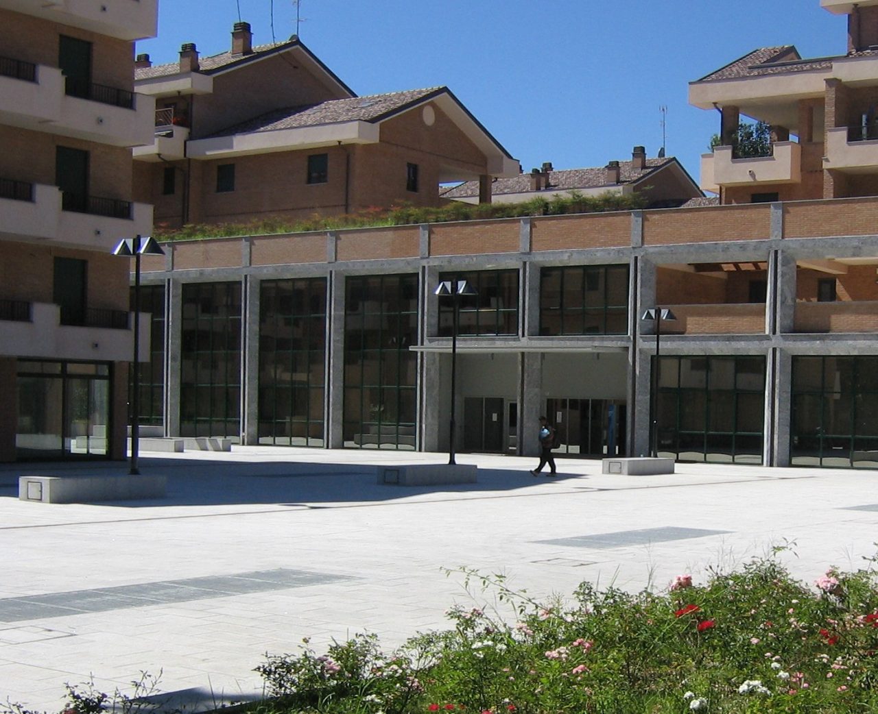 Straniero fa la cacca in piazza davanti ai passanti