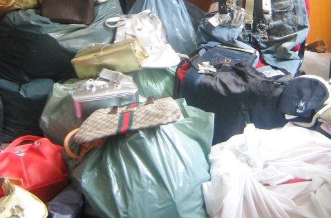 Merce contraffatta sequestrata al mercato, venditore scappa