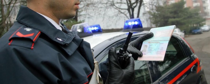 Guida bolide Mercedes con patente falsa: arrestato