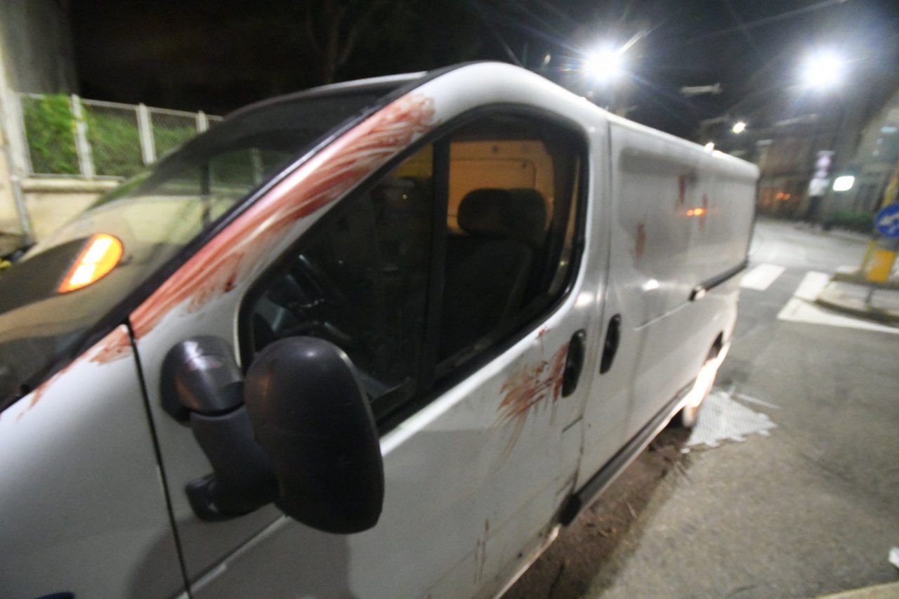 Furgone pieno di sangue si schianta contro un palo FOTO e VIDEO