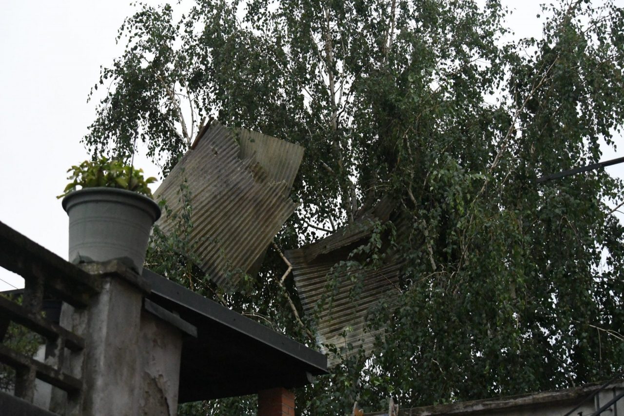 Vento forte: tettoie e tende scoperchiate in Brianza