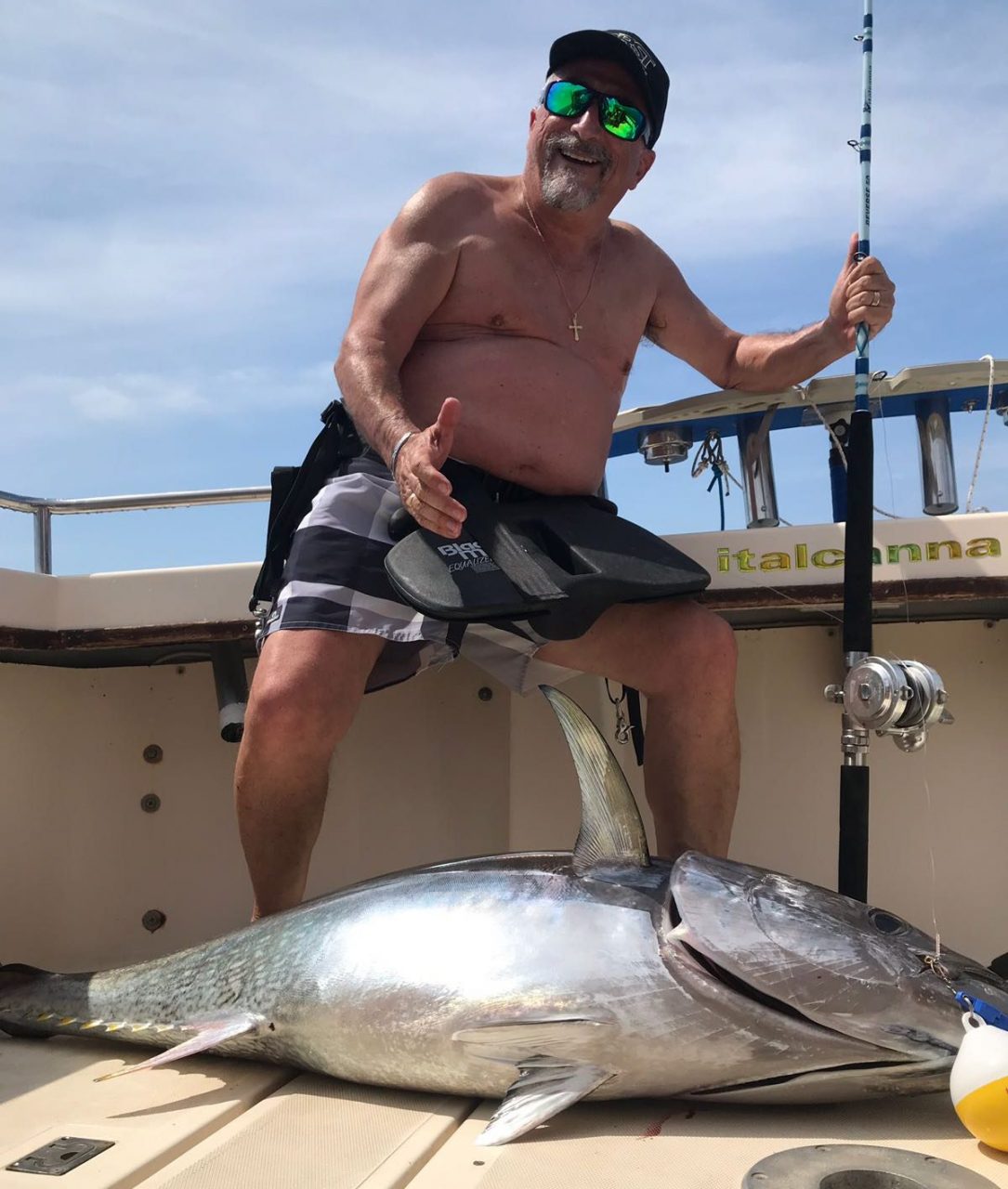 Socio del circolo Sardegna pesca un tonno da cento chili VIDEO