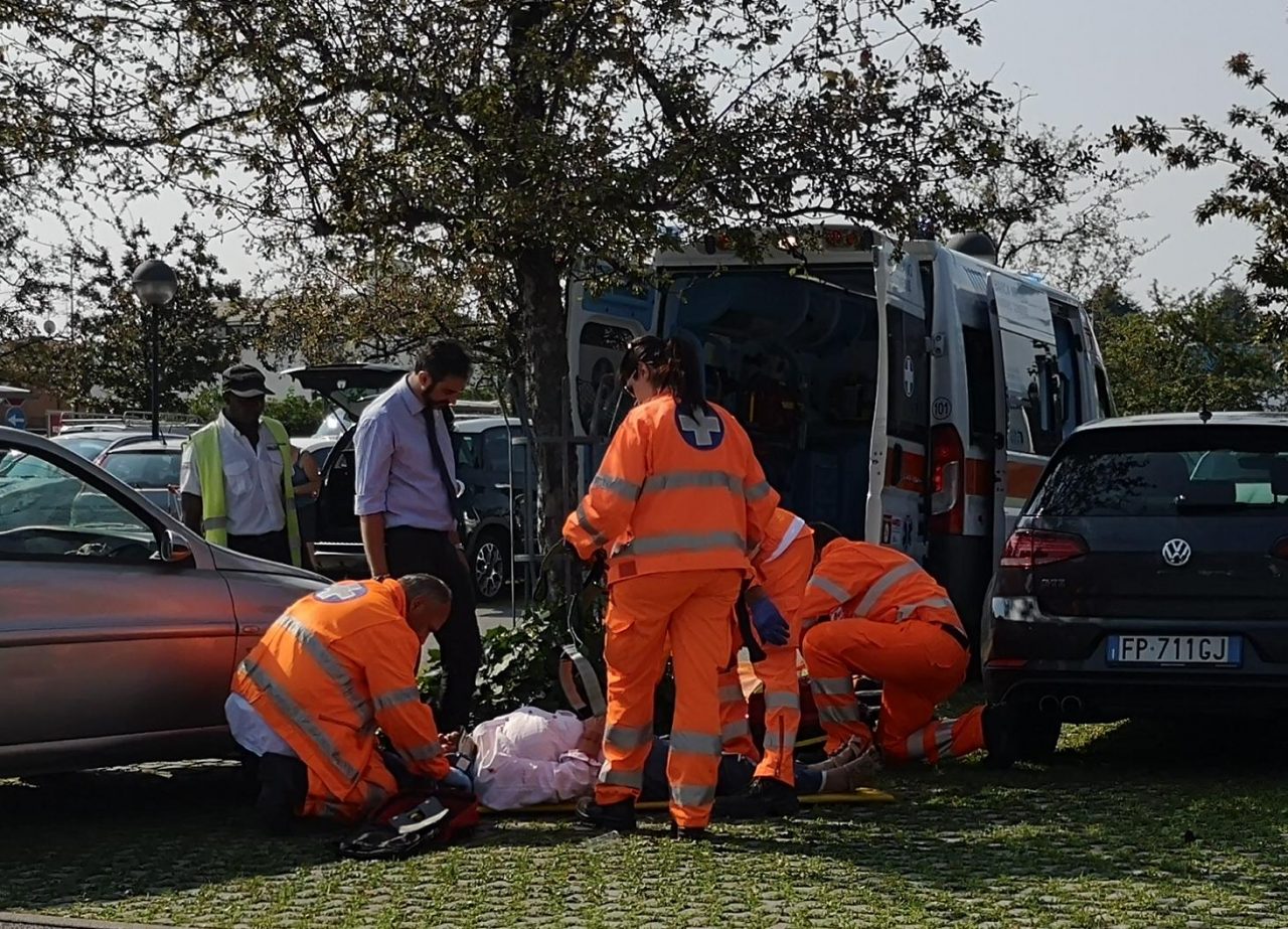 Inciampa e cade nel parcheggio: anziana in ospedale