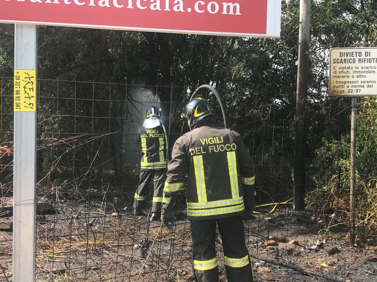 Incendio tra Agrate e Caponago, Vigili del fuoco al lavoro – VIDEO