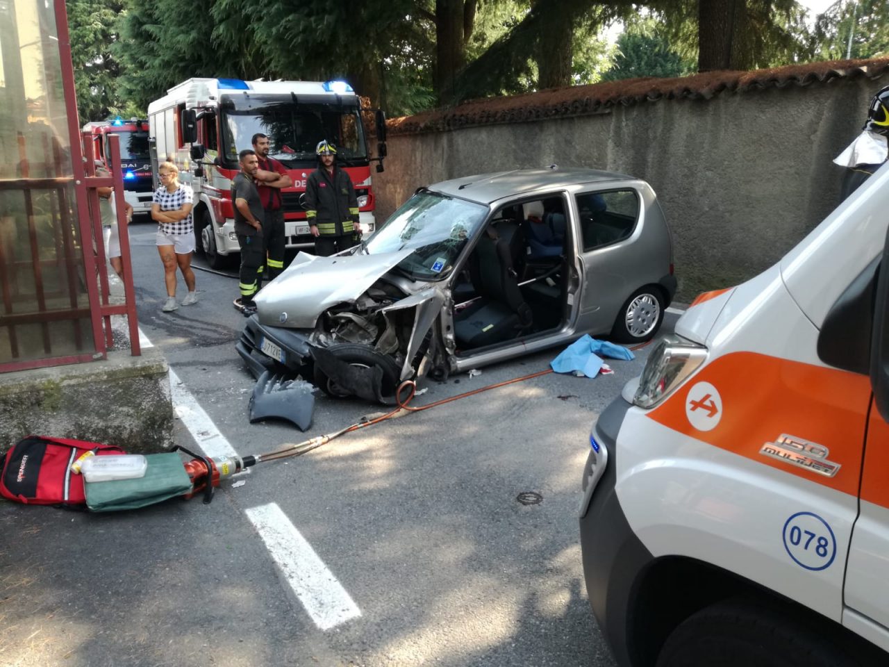 Besana, incidente  a Valle Guidino:  due persone incastrate  tra le lamiere. FOTO E VIDEO