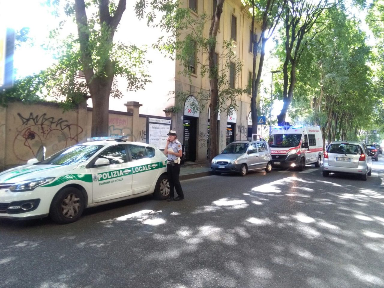 Perde il controllo dello scooter e scivola in strada – VIDEO