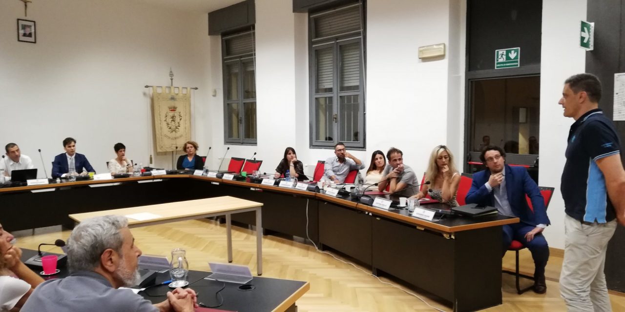 Piscina chiusa e il Consiglio comunale si infiamma VIDEO