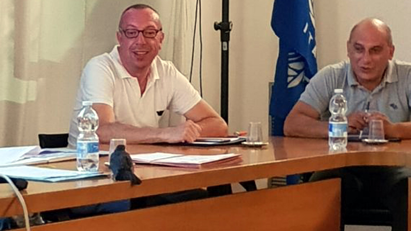 Ad ascoltare i lavori del Consiglio comunale c’è anche… un uccello
