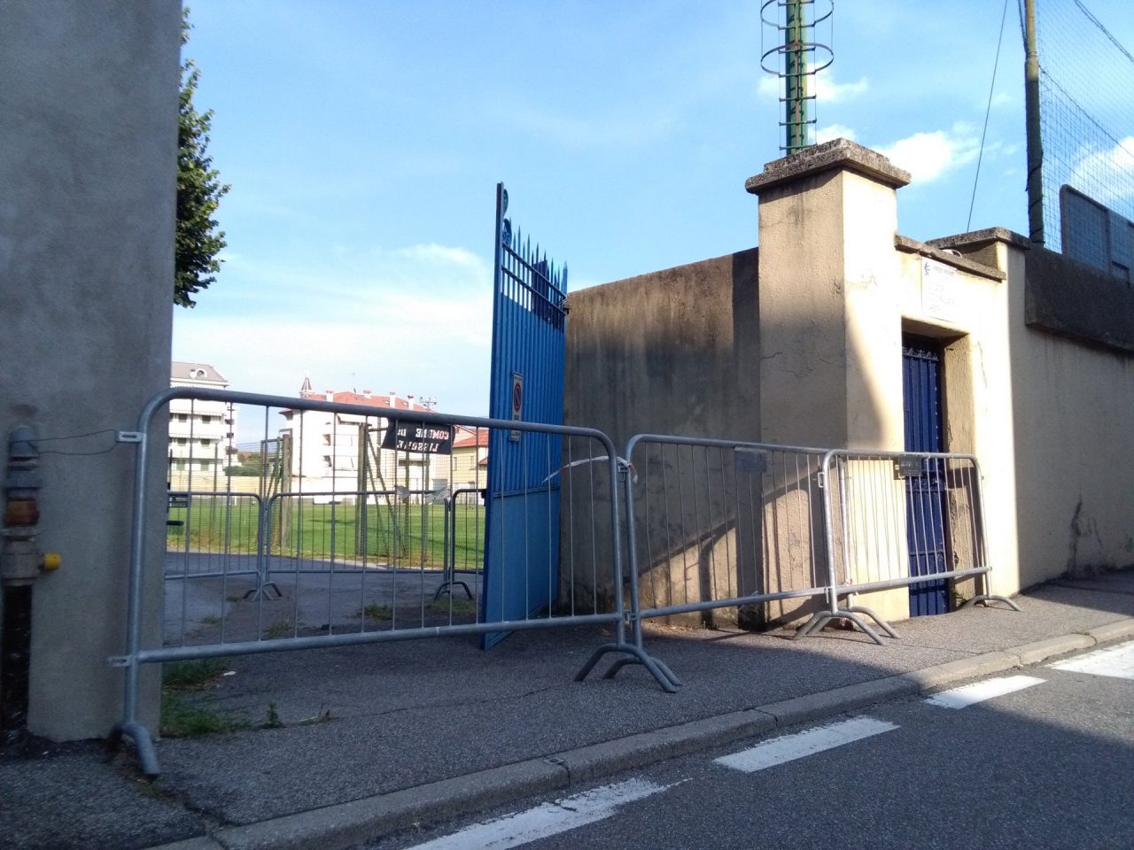 Schiacciato dal cancello dello stadio: gravissimo un 69enne