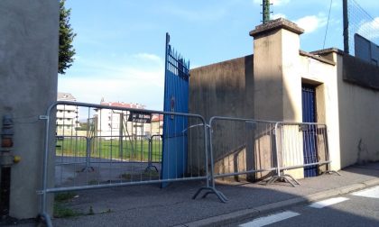 Schiacciato dal cancello dello stadio: gravissimo un 69enne