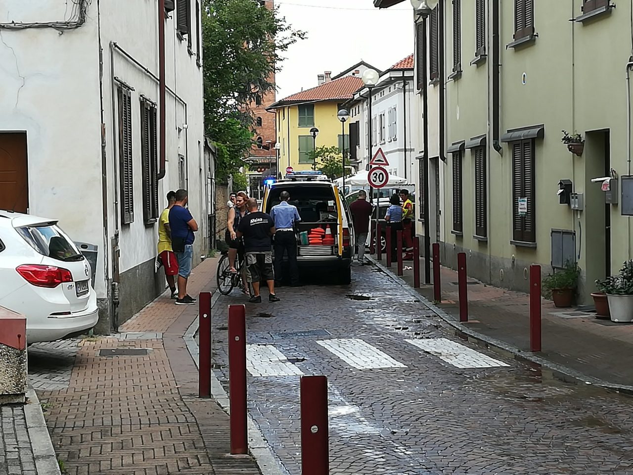 Ciclista investito, attimi di paura a Mezzago