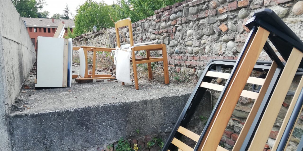 Ancora rifiuti abbandonati nel parcheggio Sant’Antonio