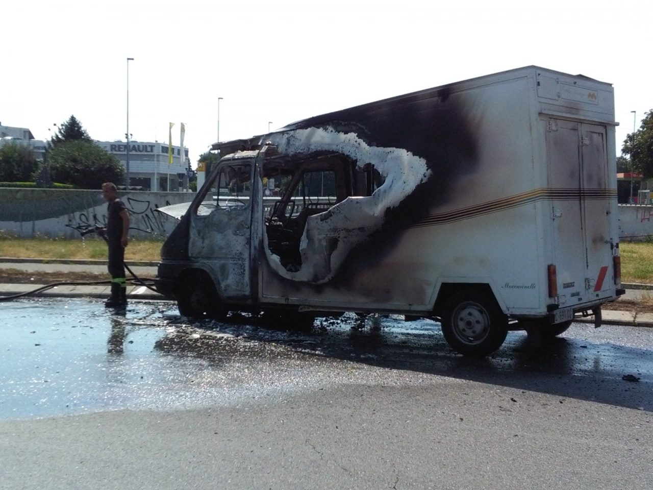 Furgone in fiamme: autista salvo per miracolo VIDEO