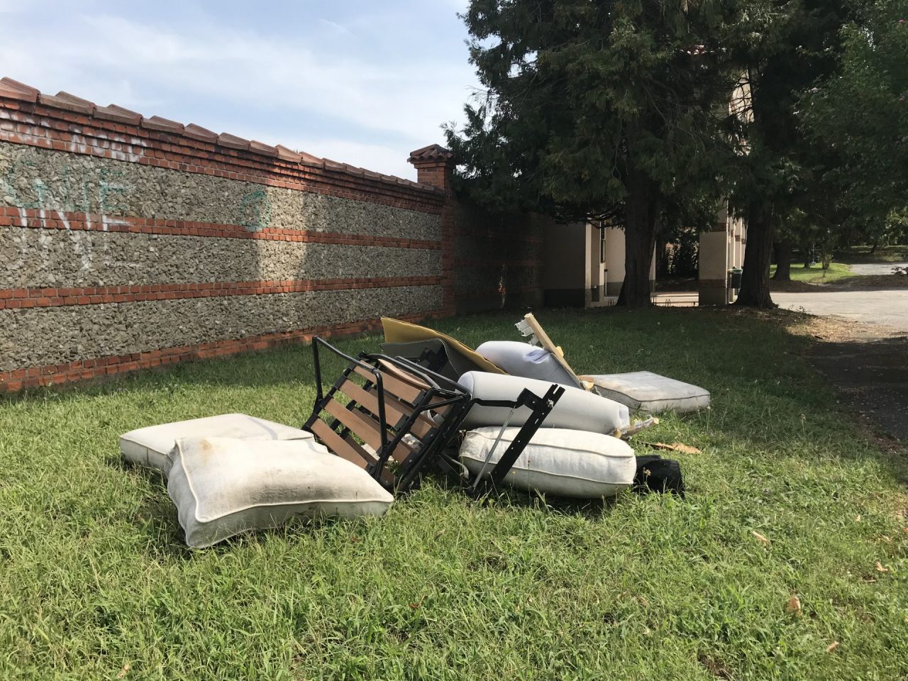 Discarica abusiva al cimitero, non c’è limite al peggio GALLERY