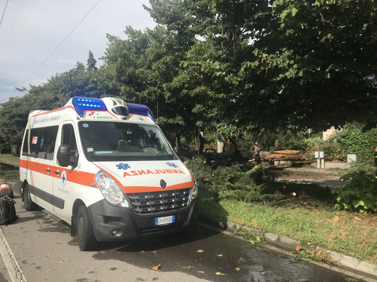 Violenta tromba d’aria, ferito un pompiere FOTO