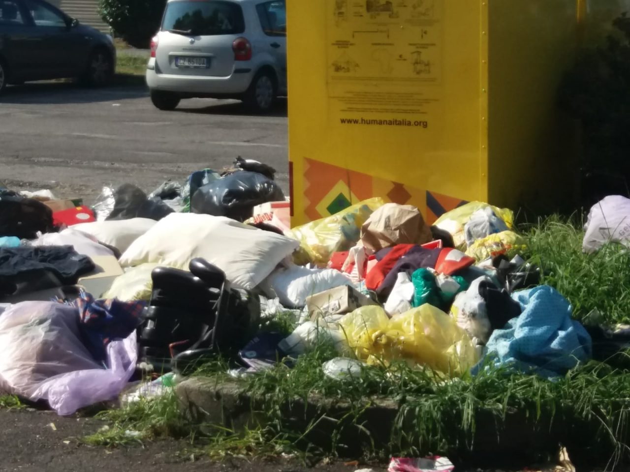 Discarica abusiva accanto ai cassonetti dei vestiti usati