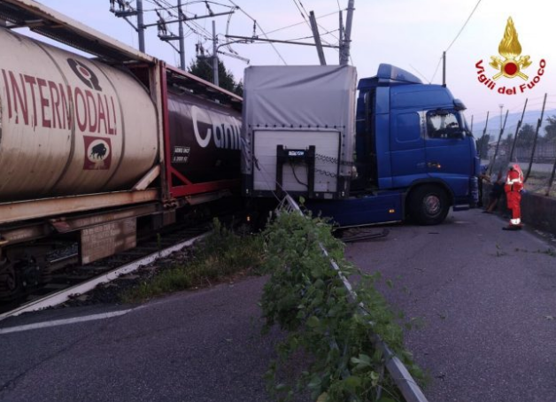 Incidente ferroviario alle prime luci dell’alba, treno merci finisce contro tir VIDEO