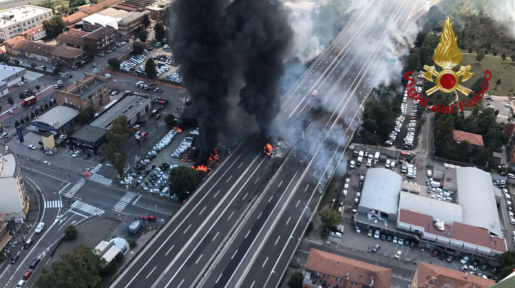 Esplode camion a Bologna, si apre voragine sulla A14