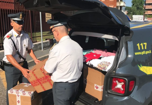 Commerciavano magliette contraffatte: nei guai due imprenditori brianzoli