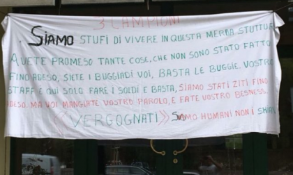 Richiedenti asilo protestano contro la struttura che li ospita