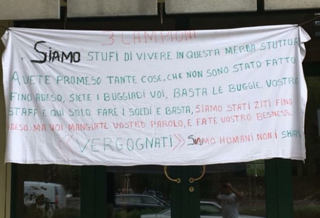Richiedenti asilo protestano contro la struttura che li ospita
