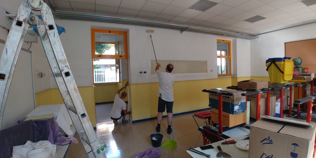 Imbianchini assunti dal Comune tinteggiano le aule della scuola