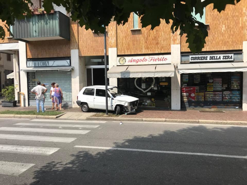 Paura a Varedo auto balza sul marciapiede  e sfiora le vetrine