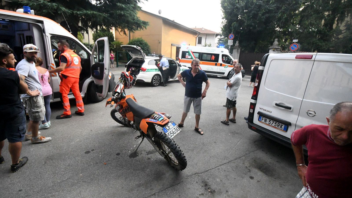Cade con la moto e travolge mamma e figlia VIDEO