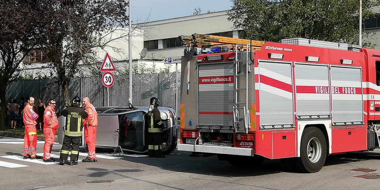 Ribaltamento a Vimercate: ferita una 77enne