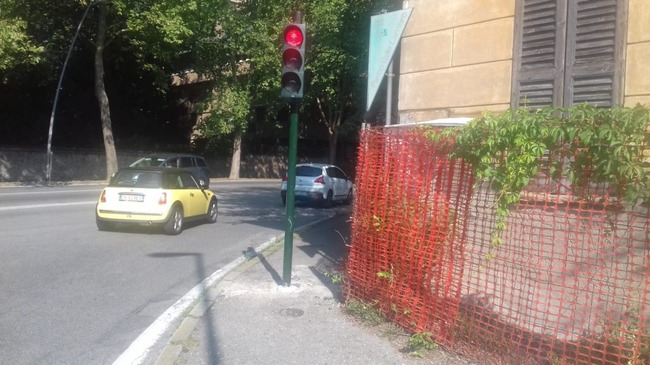 Il semaforo impedisce il passaggio delle carrozzine