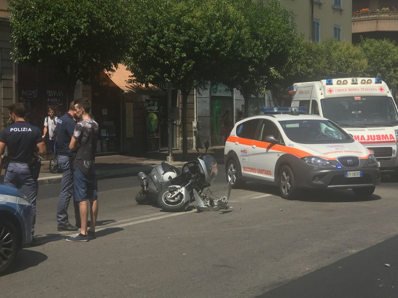 Scontro auto moto in corso Milano: ferite due persone
