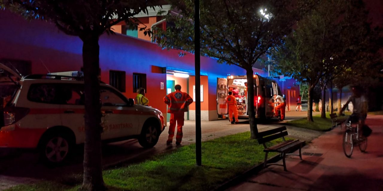 Malore negli spogliatoi al centro sportivo: 60enne in ospedale