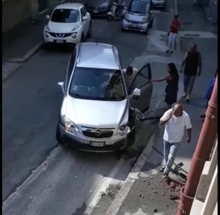 Paura in via Volta, auto sfonda il muro di un condominio FOTO