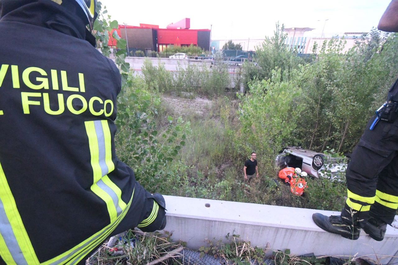 Esce in retro dal parcheggio e precipita nel cantiere: 82enne in ospedale