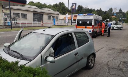 Auto contro ostacolo a Cesano: 21enne in ospedale