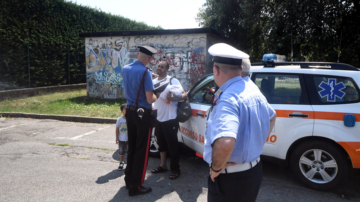 Bambino rischia di annegare in piscina a Burago: salvo grazie a due bagnanti