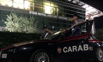 33enne di Monza sceso dall'aereo a Verona devasta un hotel nudo e sporco di sangue